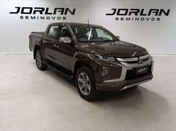 MITSUBISHI L200 TRITON 2.4 16V TURBO DIESEL SPORT HPE CD 4P 4X4 AUTOMÁTICO MITSUBISHI L200 TRITON 2.4 16V TURBO DIESEL SPORT HPE CD 4P 4X4 AUTOMÁTICO